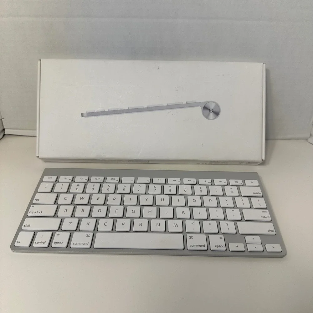 Apple A1314 Wireless Bluetooth Keyboard MC184LL/B Silver Box Tested Works